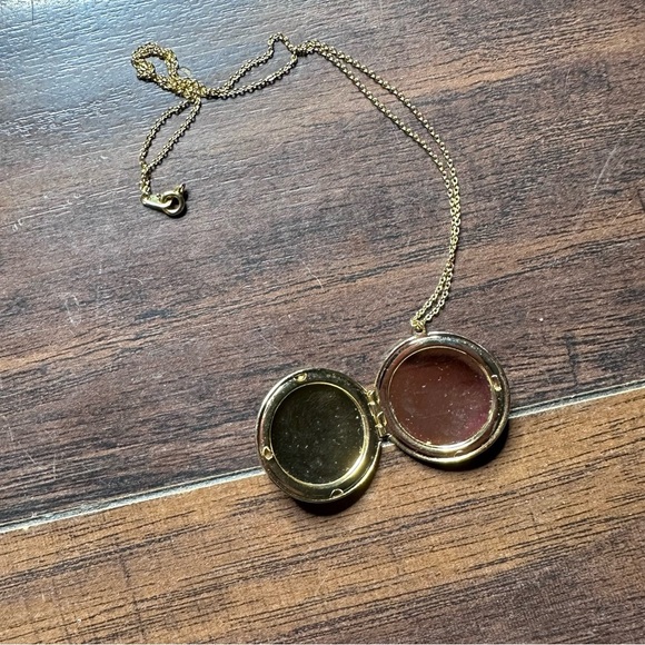 Elegant Gold Locket Necklace - Picture 1 of 3
